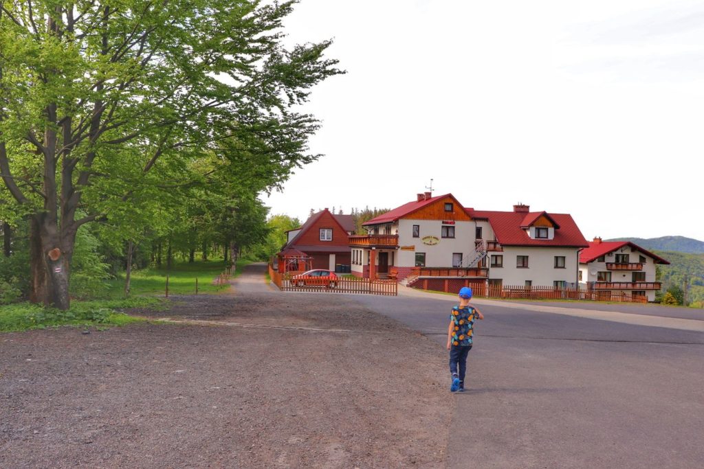 Przełęcz Salmopolska parking, dziecko idące czerwonym szlakiem