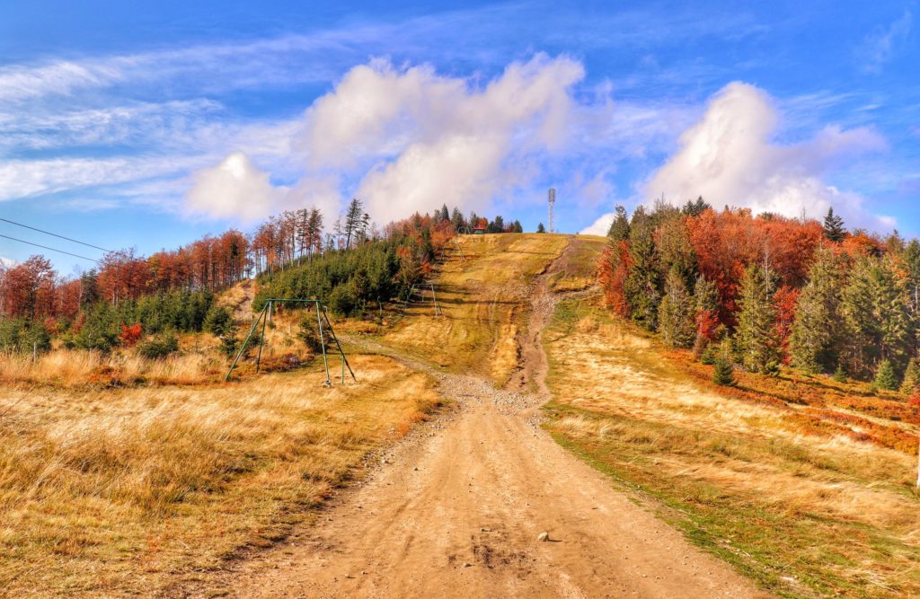 Siodło pod Klimczokiem widok na szczyt Klimczok, jesień w Beskidach
