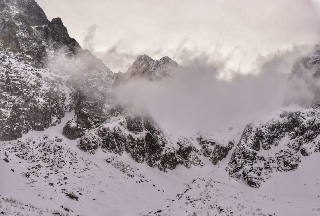 Tatry Wysokie - Słowacja, tatrzańskie szczyty pokryte śniegiem wynurzające się zza chmur
