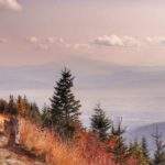 Widok na Królową Beskidów - Babią Górę z niebieskiego szlaku na Klimczok idącego ze Szczyrku, jesienne mgły