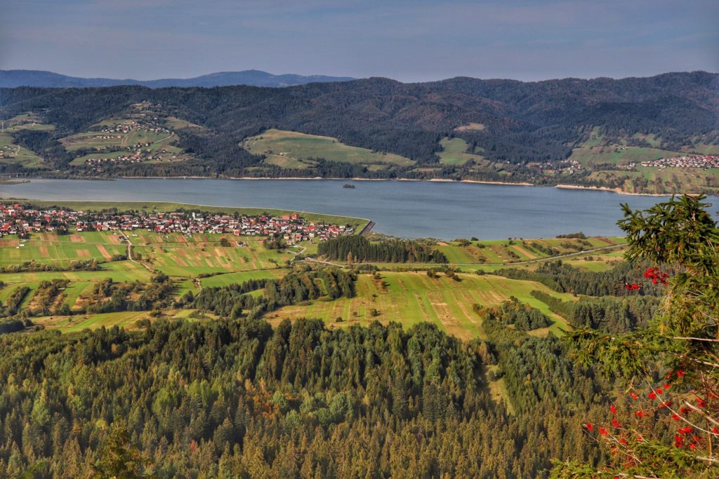 Widok rozciągający się z wieży widokowej na szczycie Żar w Pieninach Spiskich. Wido na Frydman, Dębno, Jezioro Czorsztyńskie oraz Gorce.