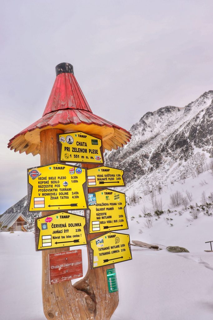 Żółta tablica w Tatrach Słowackich stojąca przy schronisku nad Zielonym Stawem Kieżmarskim, zima