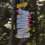 Żółta tabliczka oznaczająca Przełęcz Salmopolską 934 m n.p.m. w Szczyrku, opis przebiegających tu szlaków