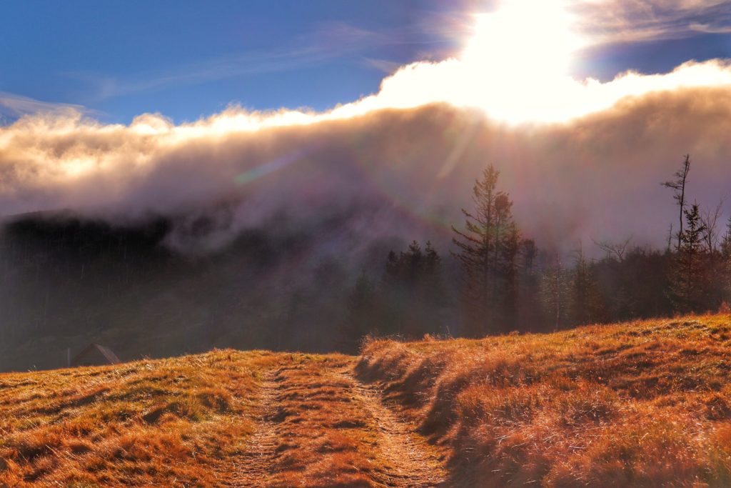 Chmury przysłaniające Baranią Górę oświetlone przez jesienne słońce, widok z Hali Baraniej