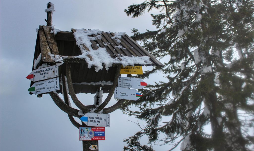 Drewniany słup z daszkiem - tabliczki - drogowskazy na szczycie Barania Góra w Beskidzie Śląskim