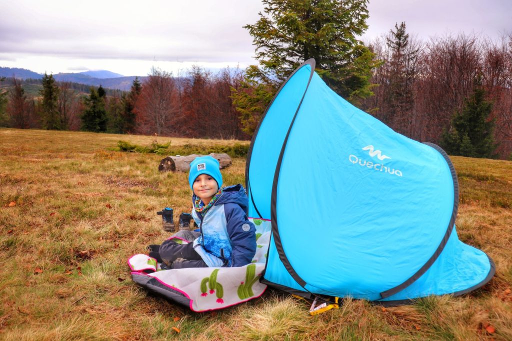 Dziecko odpoczywające w niebieskim namiocie na szczycie Jałowiec
