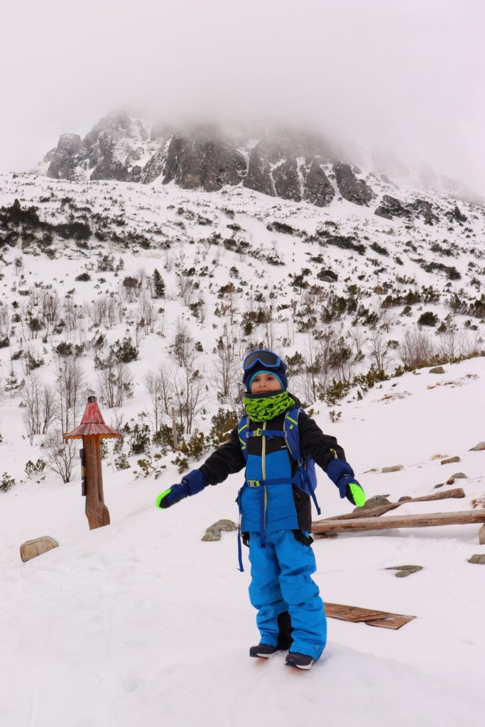 Dziecko w Tatrach Wysokich na Słowacji zimową porą