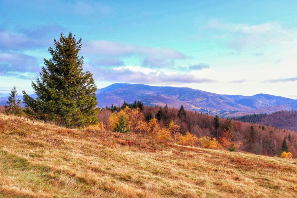 Krajobraz górski rozciągający się ze szczytu Beskidek, jesień