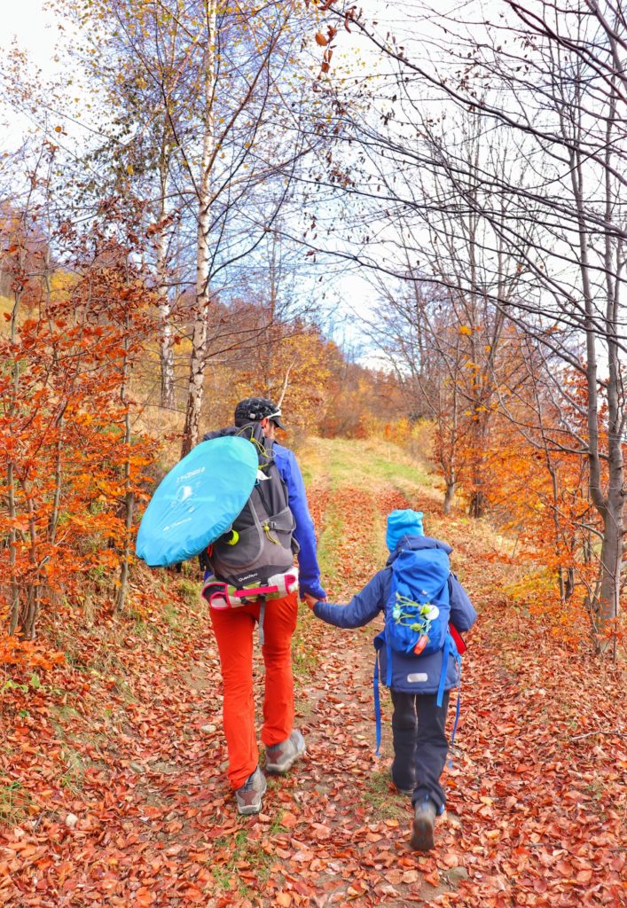 Leśna ścieżka, turysta z dzieckiem, jesienna sceneria - Koszarawa