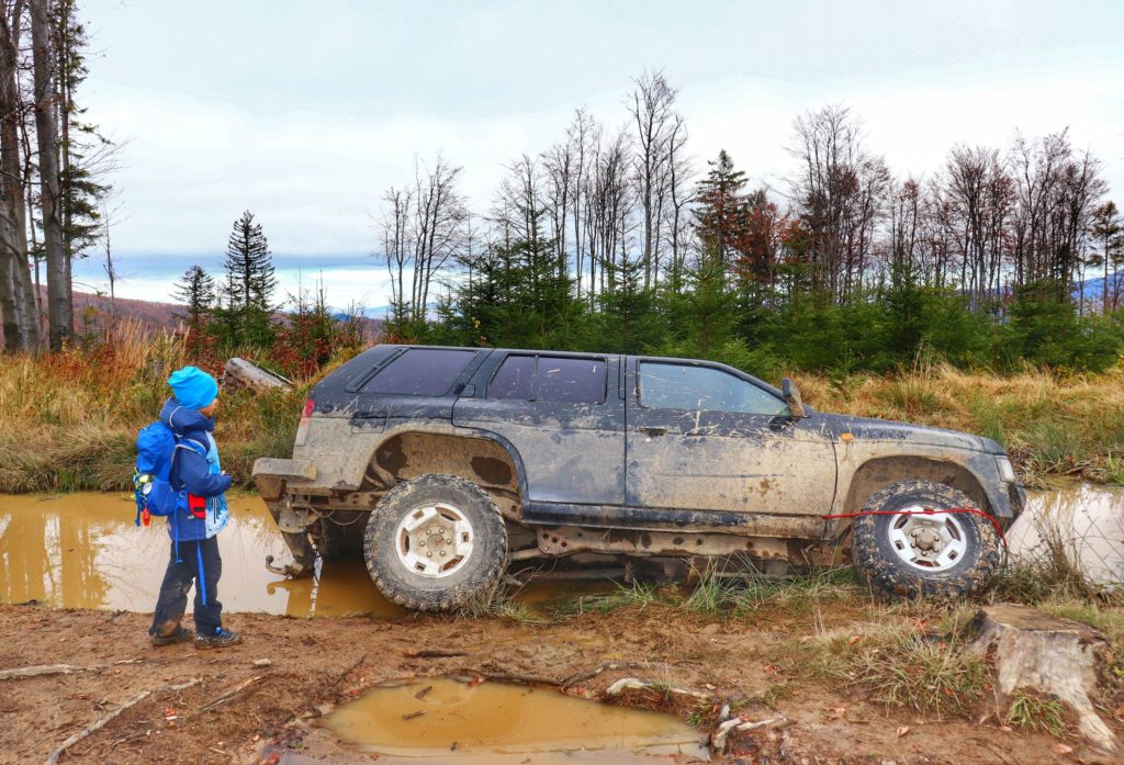 Samochód terenowy - 4X4 ugrzęźnięty w błocie na szlaku zielonym - Czerniawa Sucha