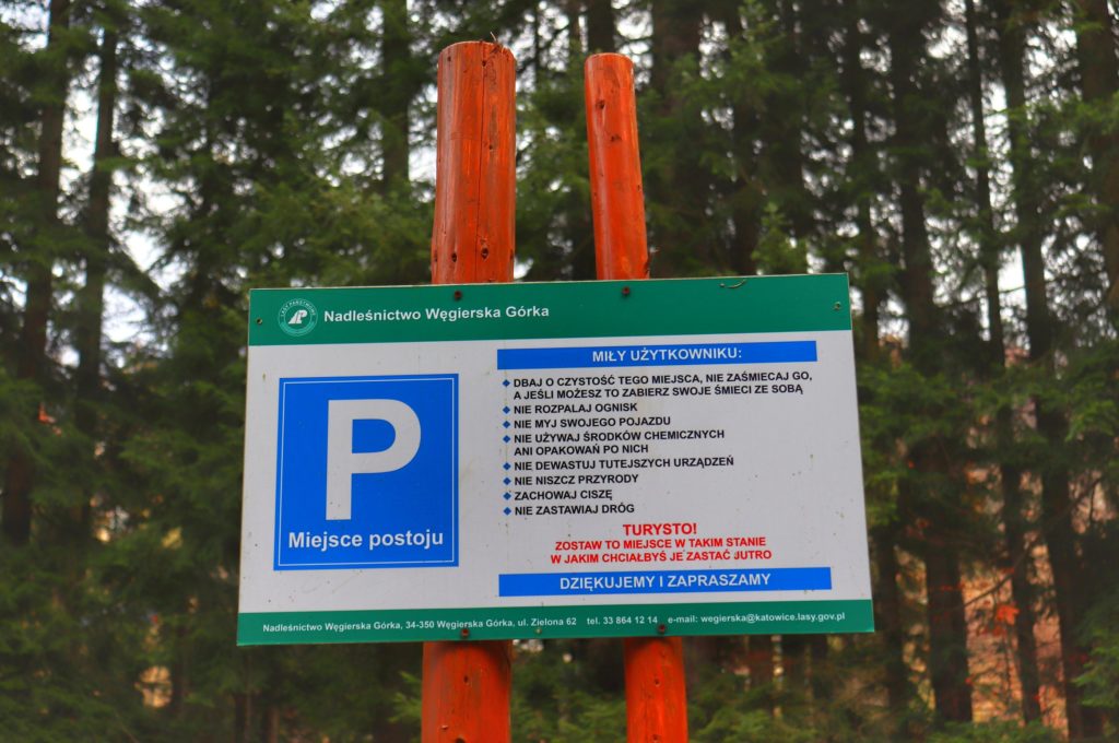 Tablica informacyjna na parkingu leśnym w Kamesznicy, Nadleśnictwo Węgierska Górka