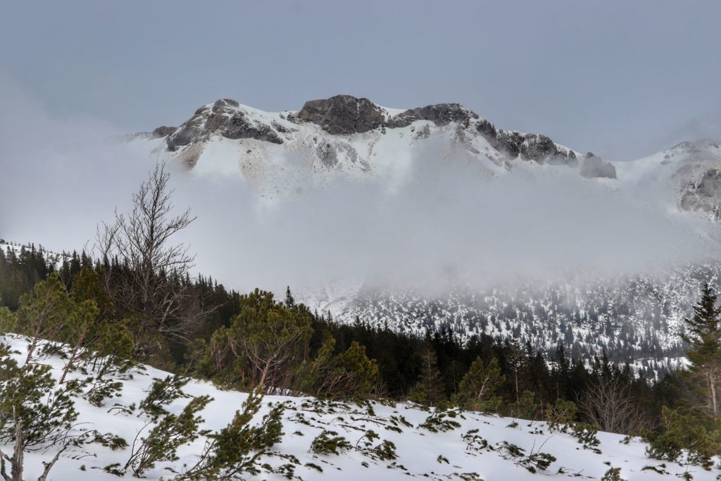 Zimowe Tatry oplecione przez chmury
