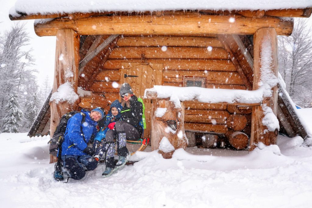 Bajkowa, zimowa sceneria, rodzina przy drewnianej chacie - Przełęcz Przysłop Potócki