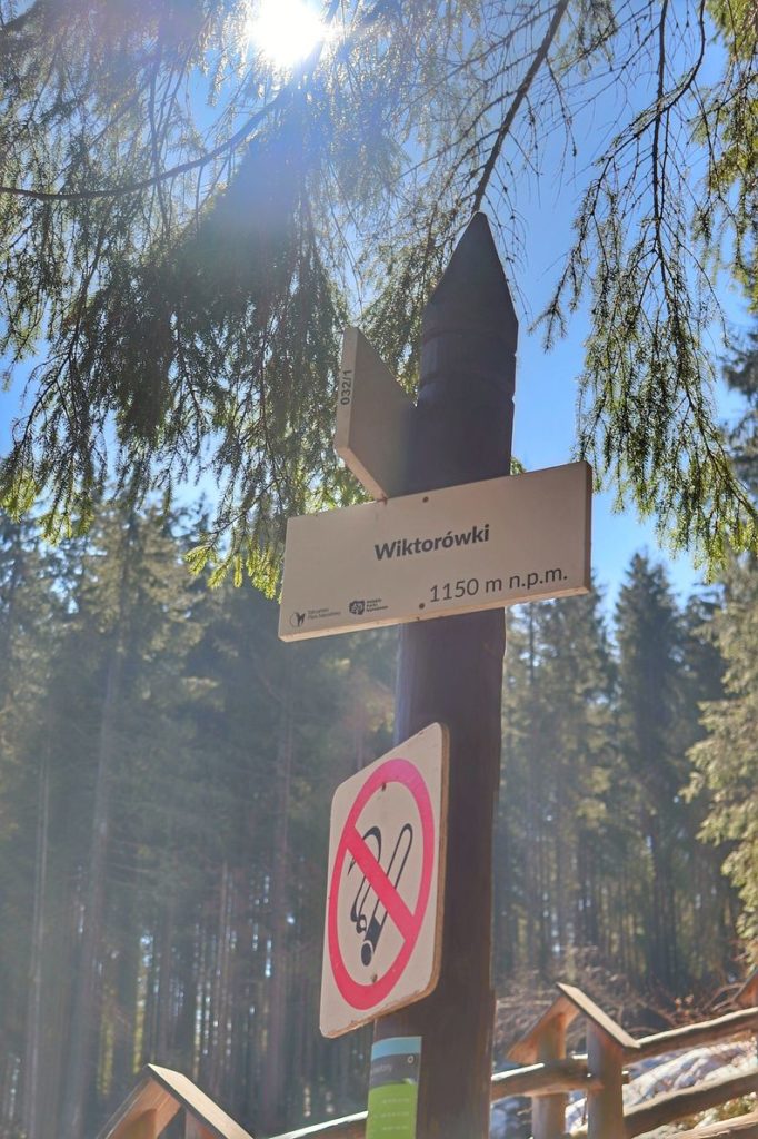 Biała tabliczka z napisem WIKTORÓWKI - 1150 m n.p.m. słoneczny dzień