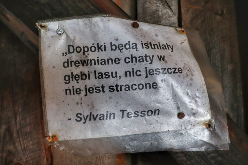 Biała kartka w przezroczystej folii - Dopóki będą istniały drewniane chaty w głębi lasu, nic jeszcze nie jest stracone - Sylvain Tesson