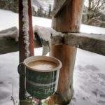 Butla gazowa, stalowy kubek z zupą, drewniana chata - zima, Przysłop Potócki