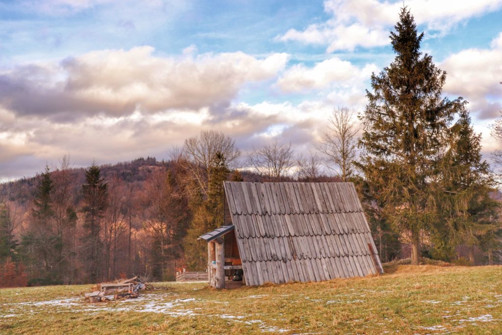Drewniana chata na Przełęczy Przysłop Potócki - studencka baza namiotowa