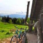 Drewniana chatka na Hali Baraniej, Beskidy rowerem, krajobraz górski