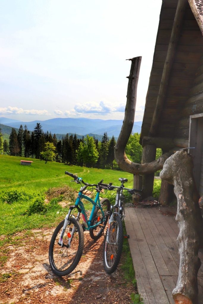 Drewniana chatka na Hali Baraniej, Beskidy rowerem, krajobraz górski