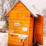 Drewniana toaleta - sławojka - studencka baza namiotowa Przysłop Potócki