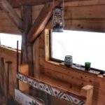 Drewniana ławka w chacie bazy noclegowej Przysłop Potócki