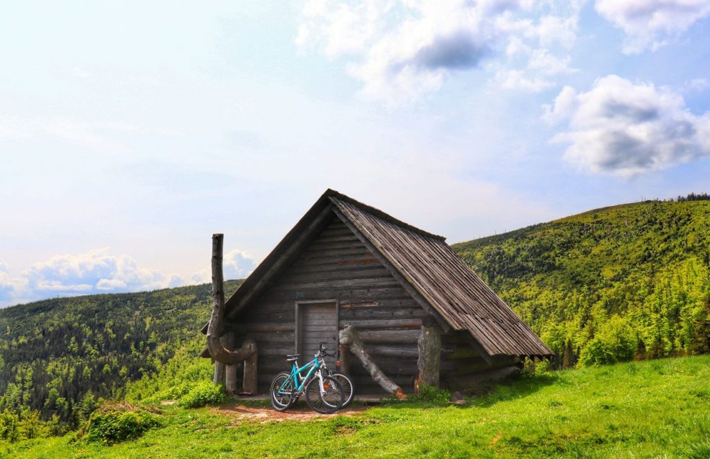 Drewniany szałas, rowery, Hala Barania w Beskidzie Śląskim