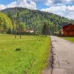 Droga asfaltowa - szlak zielony oraz żółty - Roztoki Górne, zabudowania