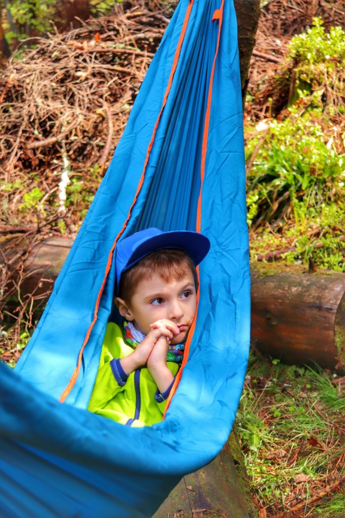 Dziecko odpoczywające w niebieskim hamaku, las Beskid Żywiecki