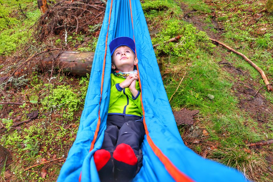 Mały turysta odpoczywający na niebieskim hamaku w lesie - Beskid Żywiecki