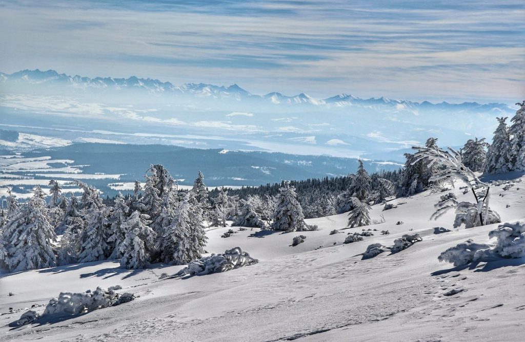 Mroźny, zimowy dzień na niebieskim szlaku na Pilsko, doskonały widok na zimowe tatrzańskie szczyty