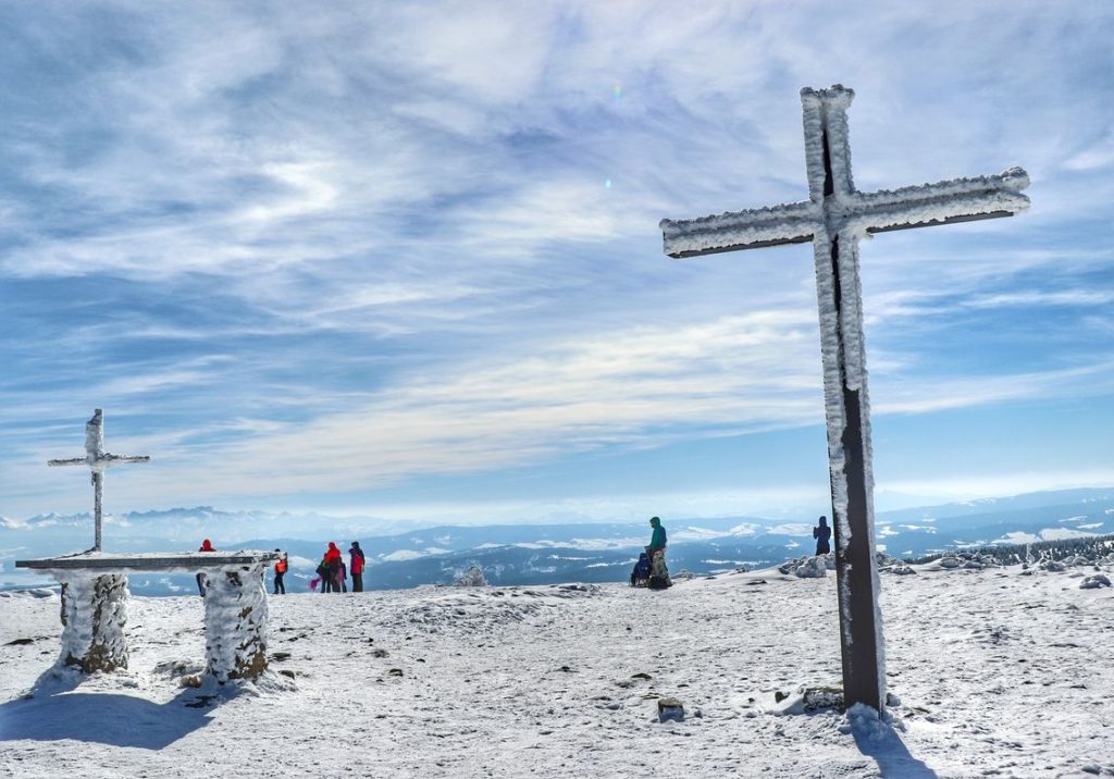 Ołtarz oraz krzyż na Pilsku - zima