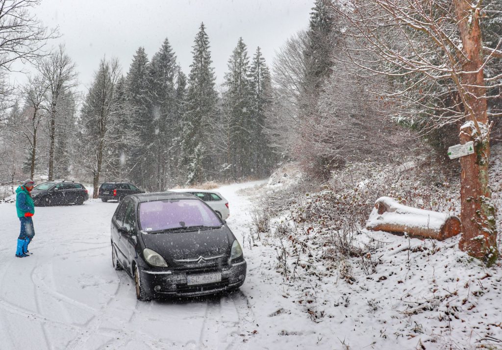 Parking Rycerki Leśniczówka przy zielonym szlaku bazowym na Przysłop Potócki, zimowa sceneria