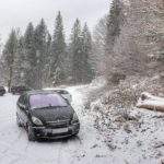 Parking Rycerki Leśniczówka przy zielonym szlaku bazowym na Przysłop Potócki, zimowa sceneria