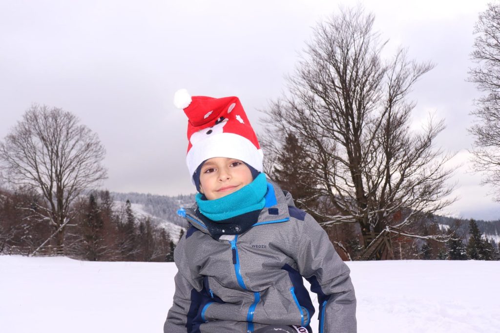 Szczęśliwe dziecko w czapce Mikołaja, zimowy Przysłop Potócki