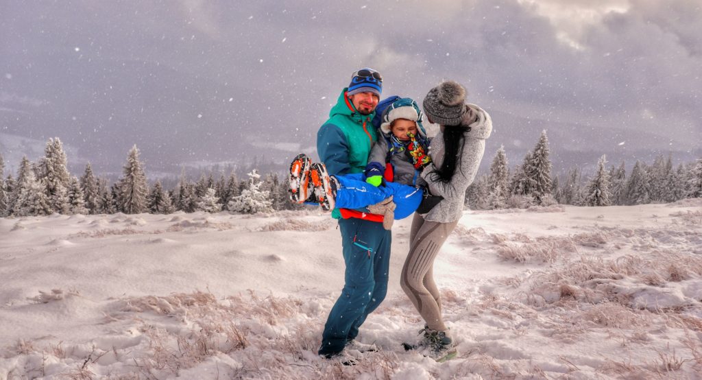 Szczęśliwa rodzinka na Hali na Muńczole, zima, zaśnieżona polana, sypiący śnieg