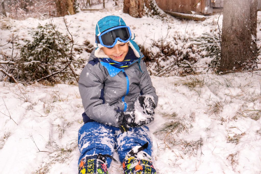 Szczęśliwe dziecko bawiące się śniegiem na Przełęczy Przysłop Potócki
