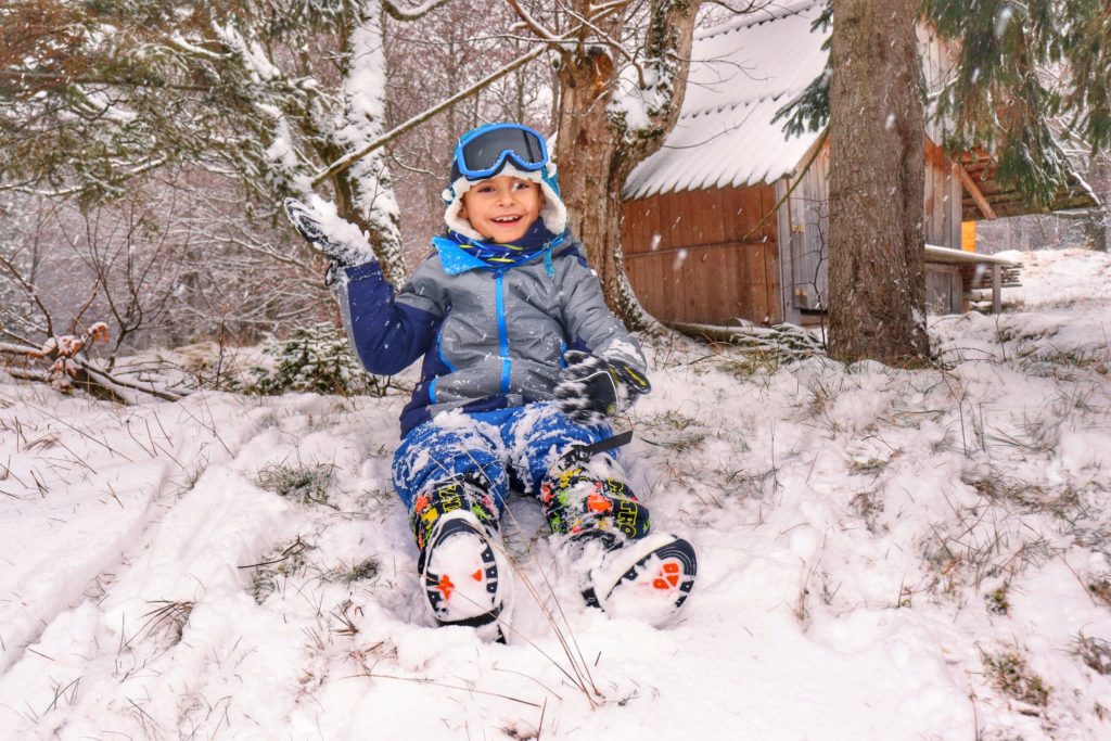 Szczęśliwe dziecko rzucające śniegiem, Beskid Żywiecki