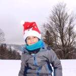 Szczęśliwe dziecko w czapce Mikołaja, zimowy Przysłop Potócki