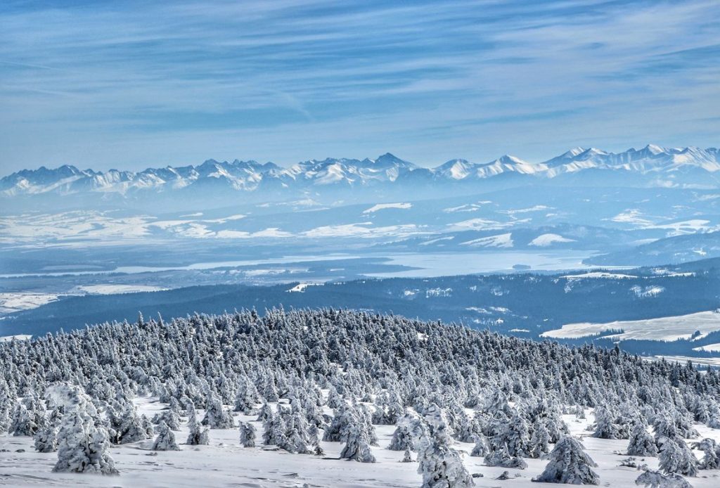 Tatrzańskie szczyty w zimowej odsłonie widziane ze słowackiego Pilska