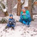 Turysta z dzieckiem odpoczywający przy bazie namiotowej Przysłop Potócki, bajkowa sceneria - śnieg