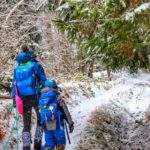 Turystka z dzieckiem, zaśnieżony las w Beskidzie Żywieckim