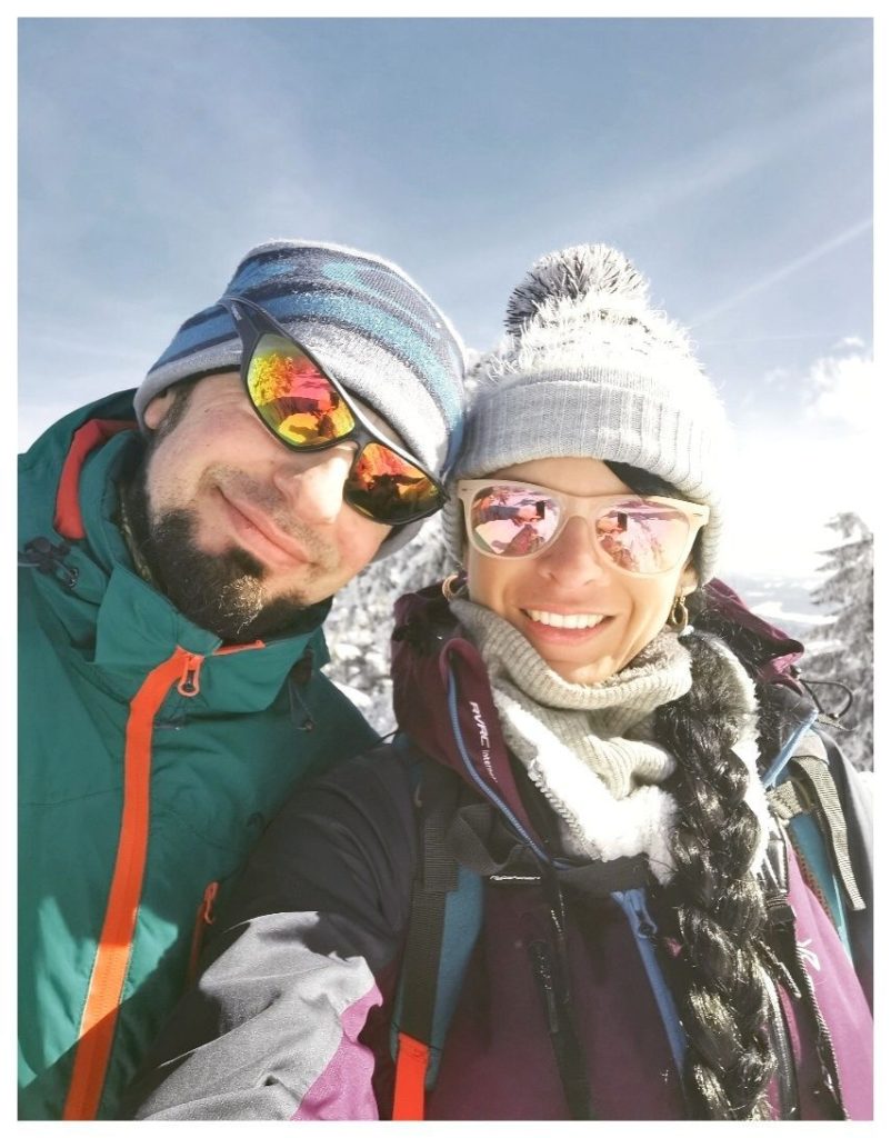 Uśmiechnięta para turystów w drodze na Pilsko zimą