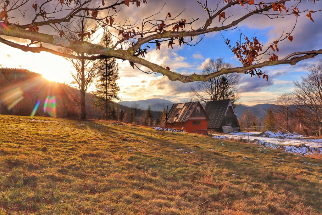 Widok na chatki stojące na Przełęczy Przysłop Potócki - studencka baza namiotowa, popołudniowe słońce, resztki zalegającego śniegu