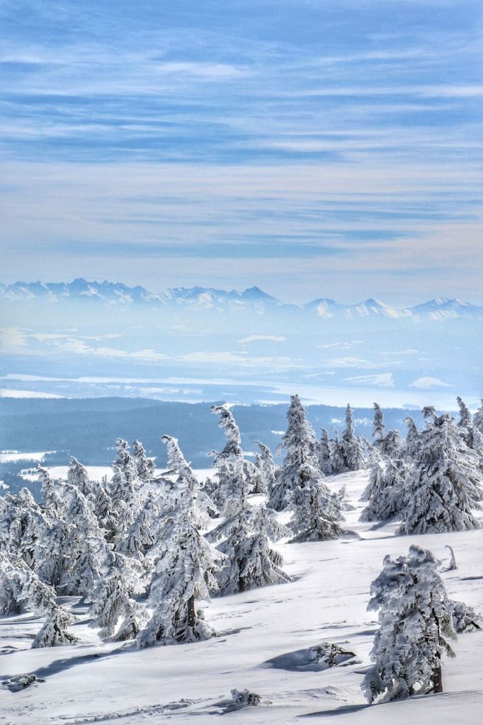 Zaśnieżone szczyty Tatr, niebieski szlak na Pilsko zimą, słoneczny dzień