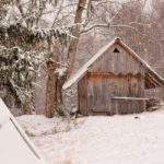 Zaśnieżona drewniana chatka na Przełęczy Przysłop Potócki