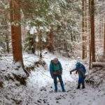 Zaśnieżona droga leśna - Rycerki Leśniczówka, turysta z dzieckiem