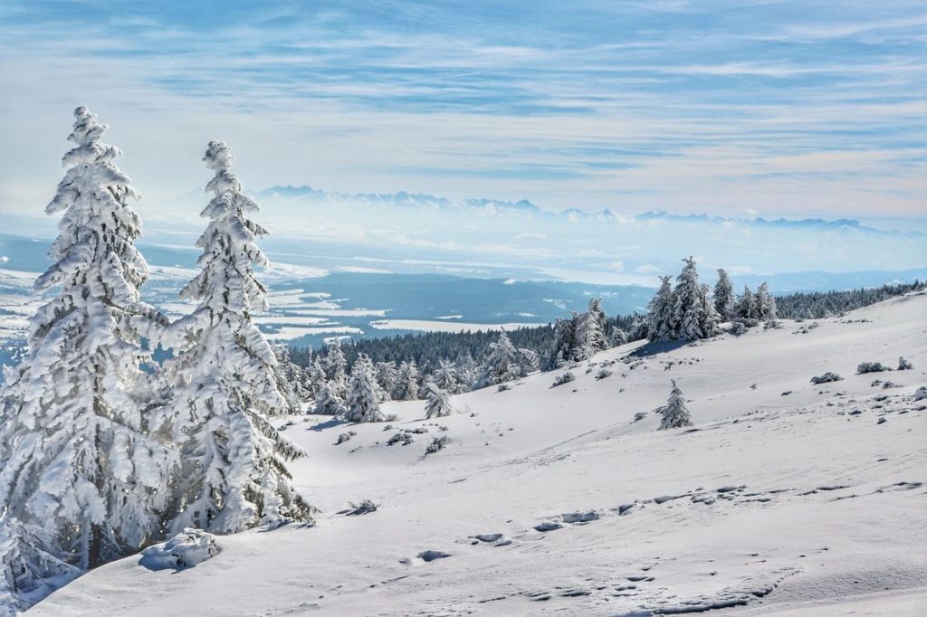Zima na niebieskim szlaku na Pilsko, widoczne w oddali zaśnieżone Tatry