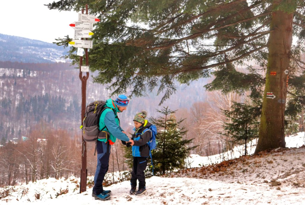 Beskid Mały, skrzyżowanie szlaków, turysta z dzieckiem, okolice Łysej Góry, zima