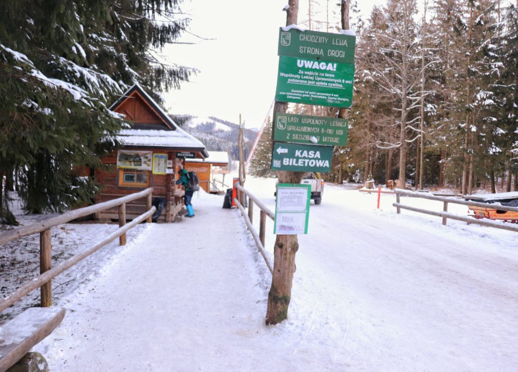 Kasa biletowa Tatrzańskiego Parku Narodowego - Siwa Polana, szeroka zaśnieżona droga