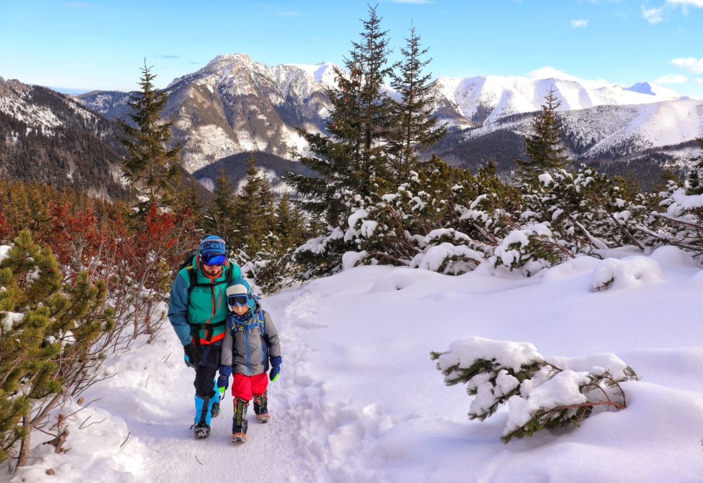 Mężczyzna z dzieckiem pokonujący podejście na żółtym szlaku na szczyt Grześ, zimowe warunki